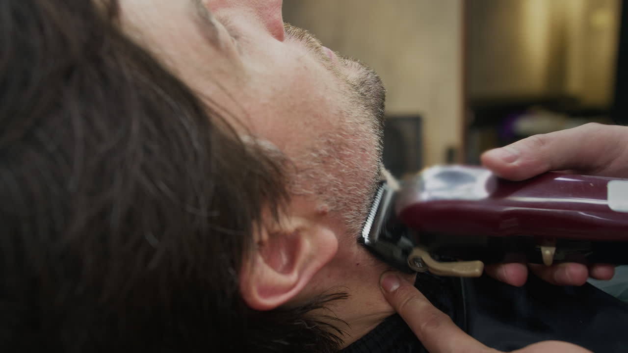 un hombre se corta el cabello.