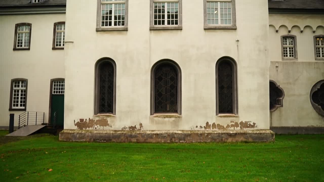 독일의 세인트 교회에서 큰 창문과 함께 공포 영화 스타일의 대칭적인 집 앞  ⁇