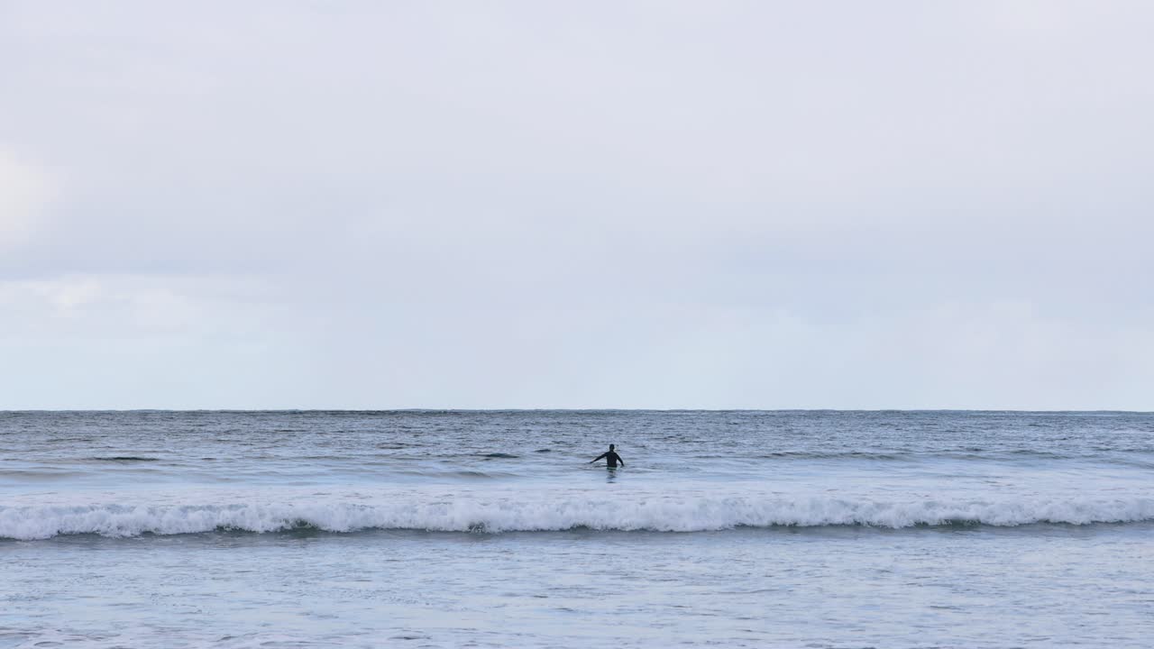 Surfista che cavalca le onde sulla Great Ocean Road