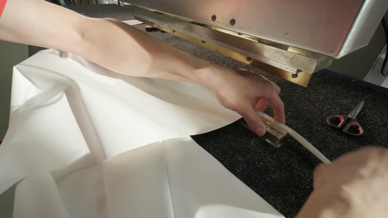 공장에서 스트레치 천장 생산