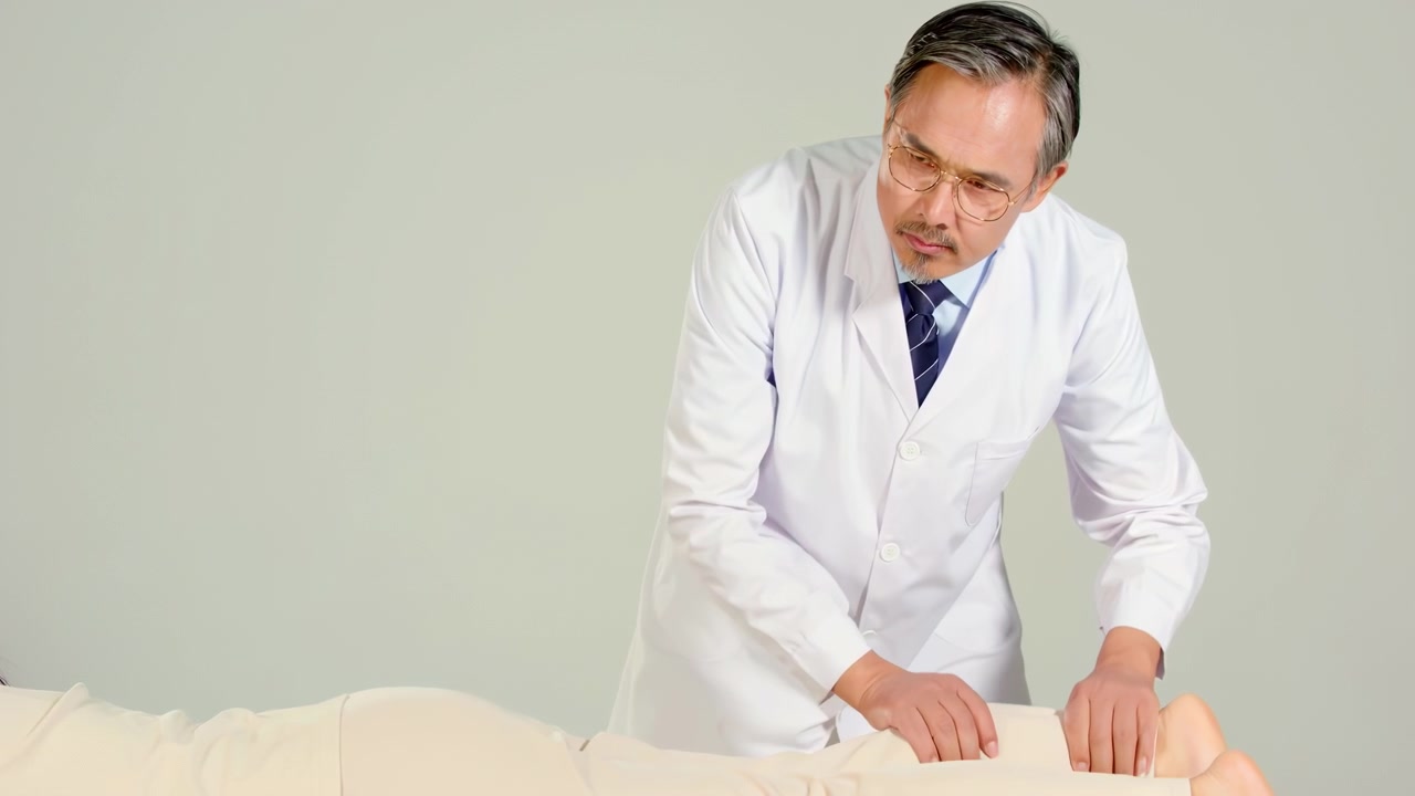Massoterapeuta masculino habilidoso e fisioterapeuta ortopédico realiza massagem de reabilitação fisioterapêutica na perna e tratamento de quadril em paciente feminina, fazendo alongamentos em clínica/hospital de diagnóstico.