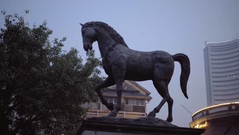 Pferdestatue-Auf-Dem-Parkplatz-Von-Kala-Ghoda-In-Mumbai,-Nahaufnahme-Am-Frühen-Morgen