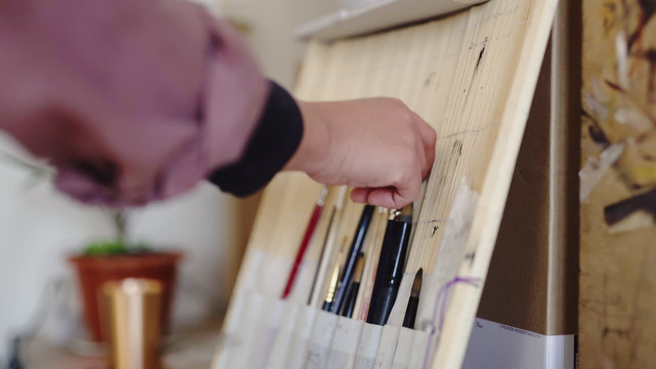 recogiendo el pincel favorito para las pinturas de la colección