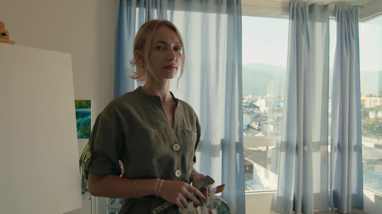 그녀의 스튜디오에서 예술가