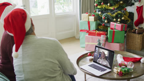 Verschiedene-ältere-Freundinnen-Nutzen-Laptop-Für-Einen-Weihnachtsvideoanruf-Mit-Einer-Glücklichen-Frau-Auf-Dem-Bildschirm