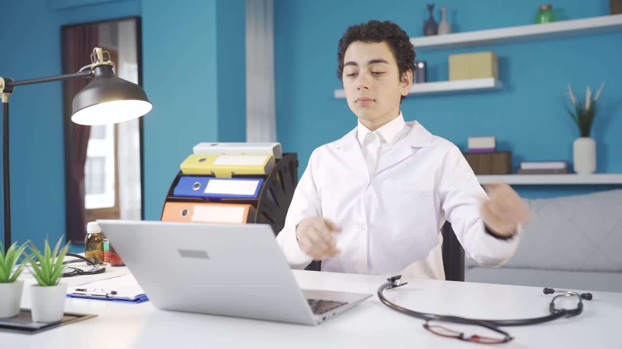 의사가 되기를 꿈꾸는 재미있고 귀여운 소년.