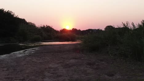 Vista-Aérea-De-La-Puesta-De-Sol-Sobre-El-Río-Olifants-Y-El-Paisaje-Escénico-De-Sudáfrica