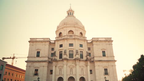 lisboa antigua catedral panteón nacional toda la fachada frontal al amanecer 4k