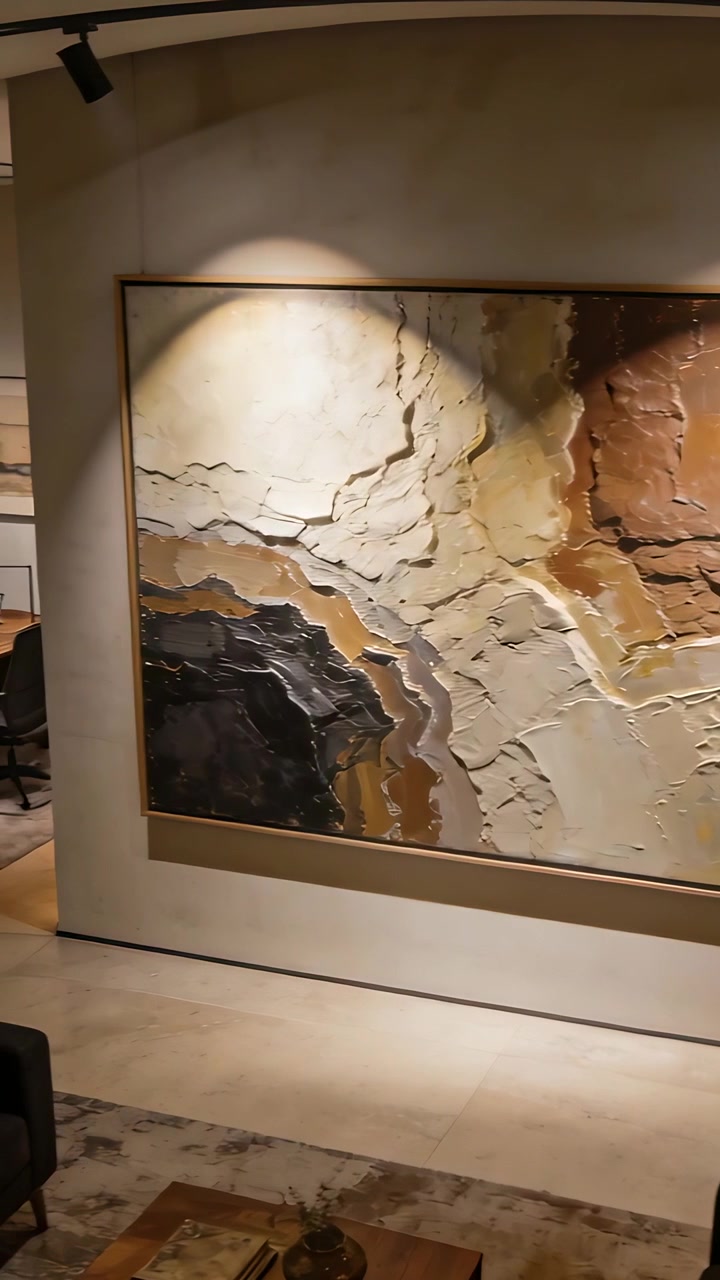 Video verticale: La telecamera inizia una panoramica rivelando un angolo ufficio in uno showroom con un quadro incornorniciato e un divano.