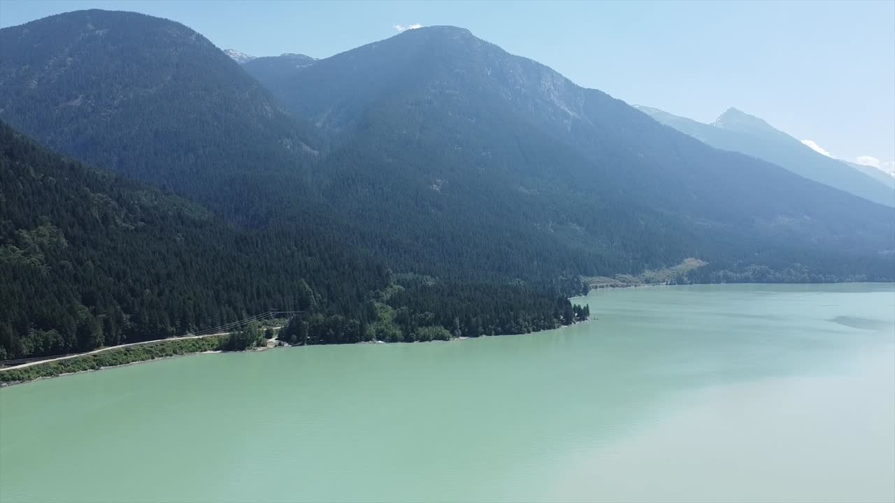 캐나다 브리티시 컬럼비아 의 낮 시간 에 산악 풍경 이 있는 릴루 ⁇  호수 의 숨막히는 빙하 물