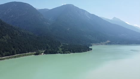 Atemberaubendes-Gletscherwasser-Des-Lillooet-Lake-Mit-Berglandschaft-Tagsüber-In-British-Columbia,-Kanada