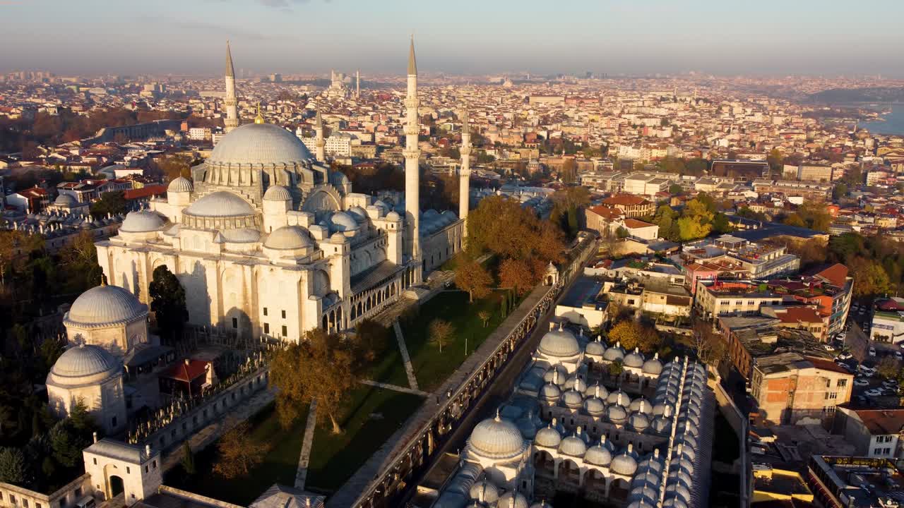 vista aérea de la mezquita de suleymaniye con cielo despejado en estambul, turquía