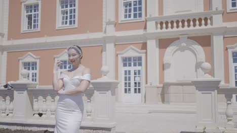 bride posing in front of a mansion