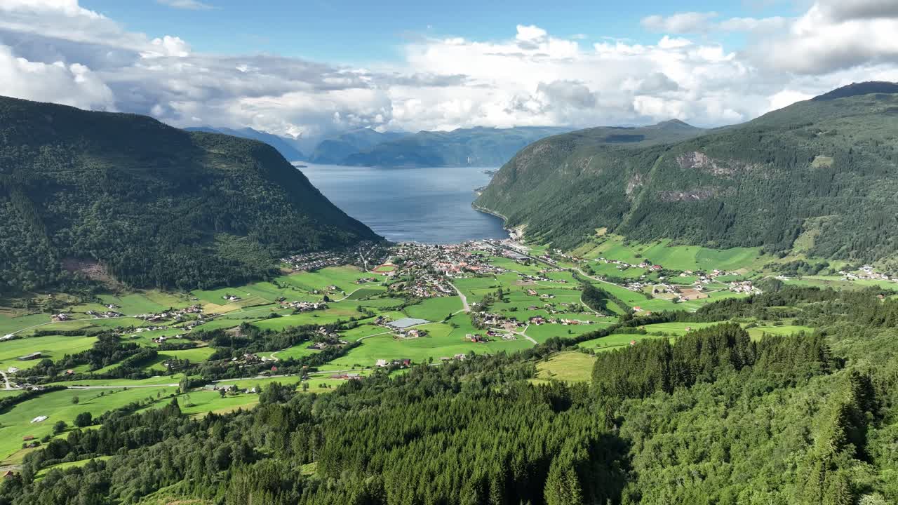 Vik Sogn Norge luftfoto - Opadgående luftoptagelse med langsomt vip ned