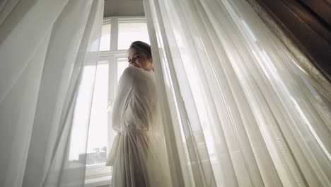 novia en un vestido blanco sonriendo a la cámara