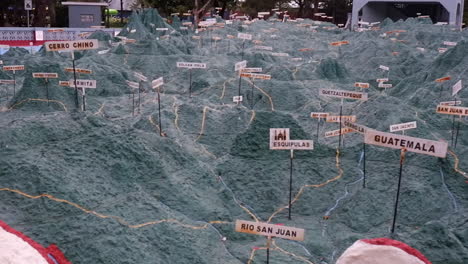 panorámica a través de un enorme mapa topográfico en 3d de guatemala en el parque de la ciudad de guatemala