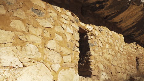 las aberturas de las ventanas de las viviendas de los acantilados en walnut canyon