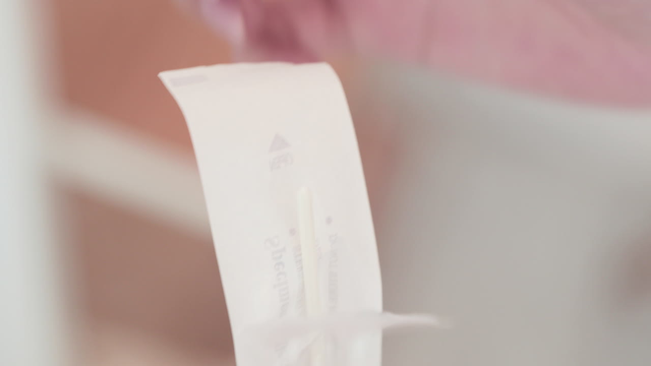 abrir el embalaje del kit de hisopo nasofaríngeo utilizado para la prueba de coronavirus