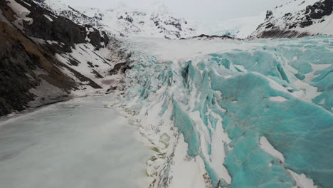 volando en la salida del glaciar cubierto de nieve svinafellsjökull en el sur de islandia - imágenes aéreas