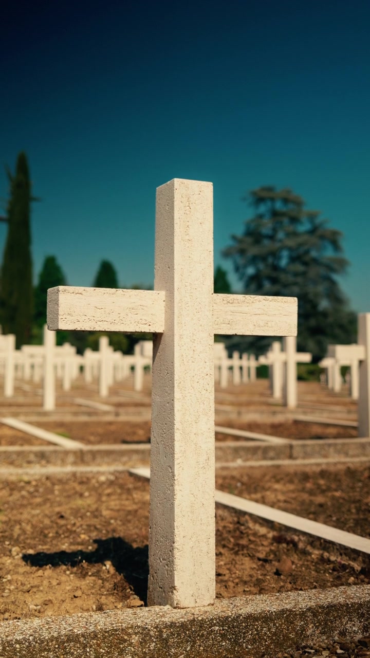 Omaggio al Memorial Day tra croci di cimitero storiche