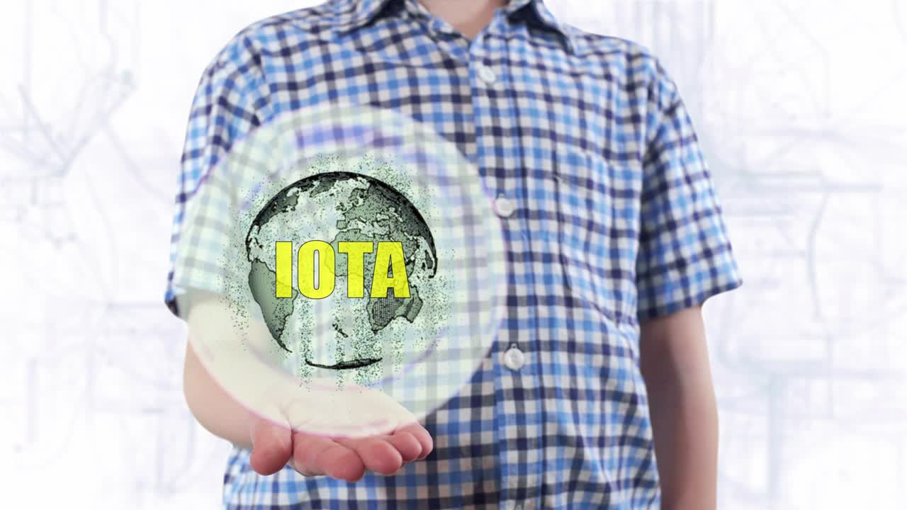 joven muestra un holograma del planeta tierra y el texto iota