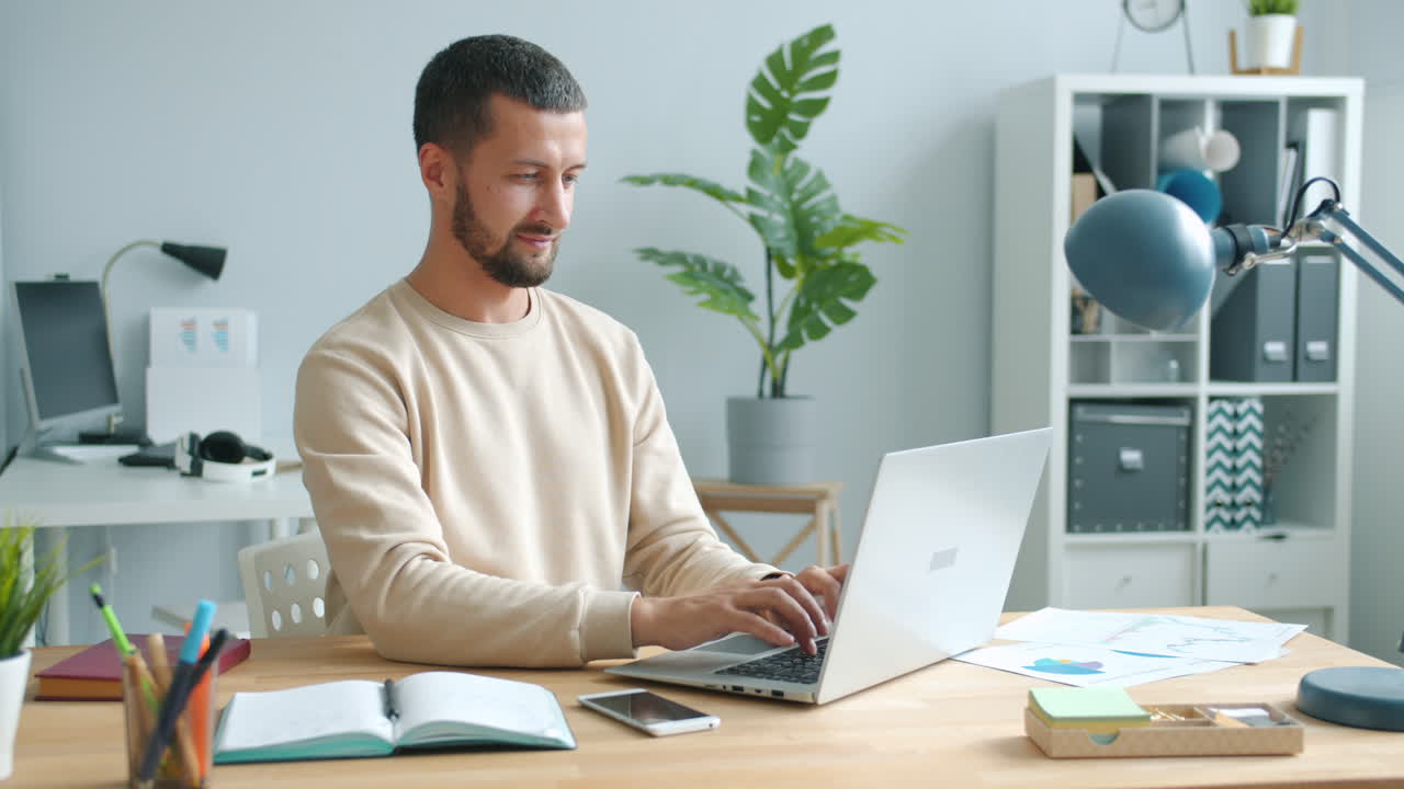 hombre que trabaja desde casa