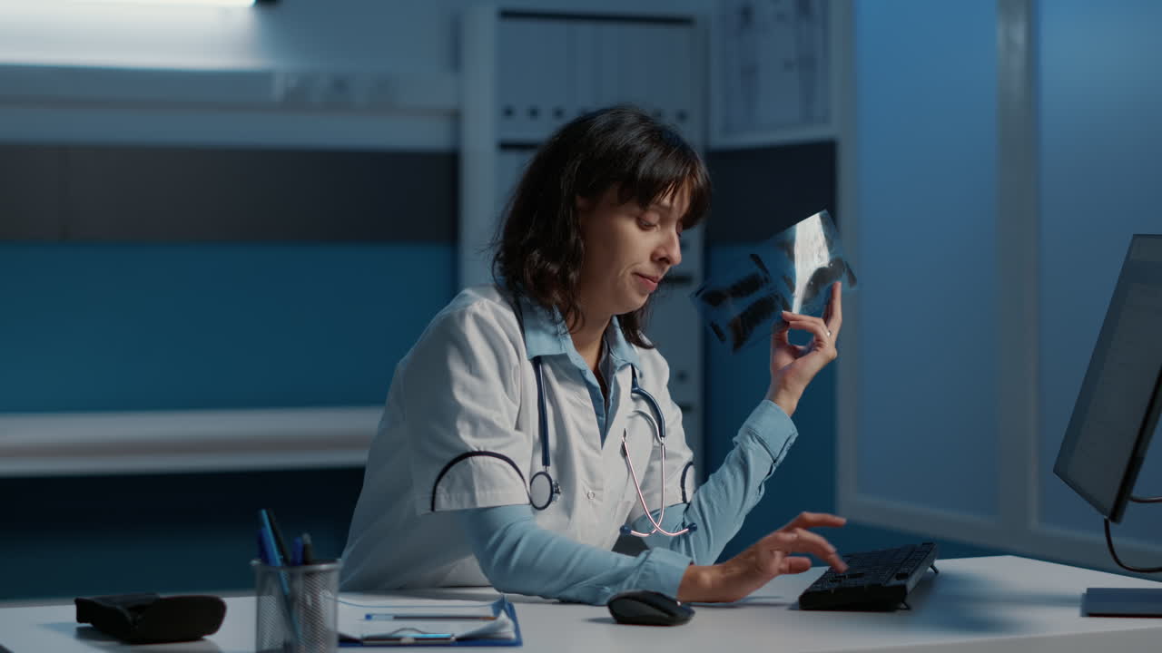 médico que examina las radiografías