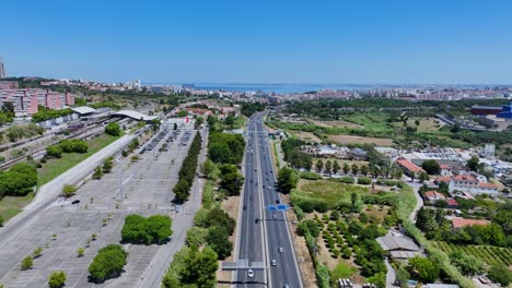 drone disparado siguiendo a lo largo de la autopista en almada