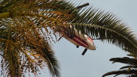 Helicopter-flying-overhead-to-fight-wildfires-in-Californian