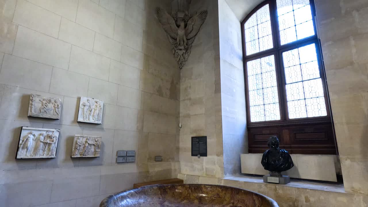 갤러리에 전시된 조각품과 유물