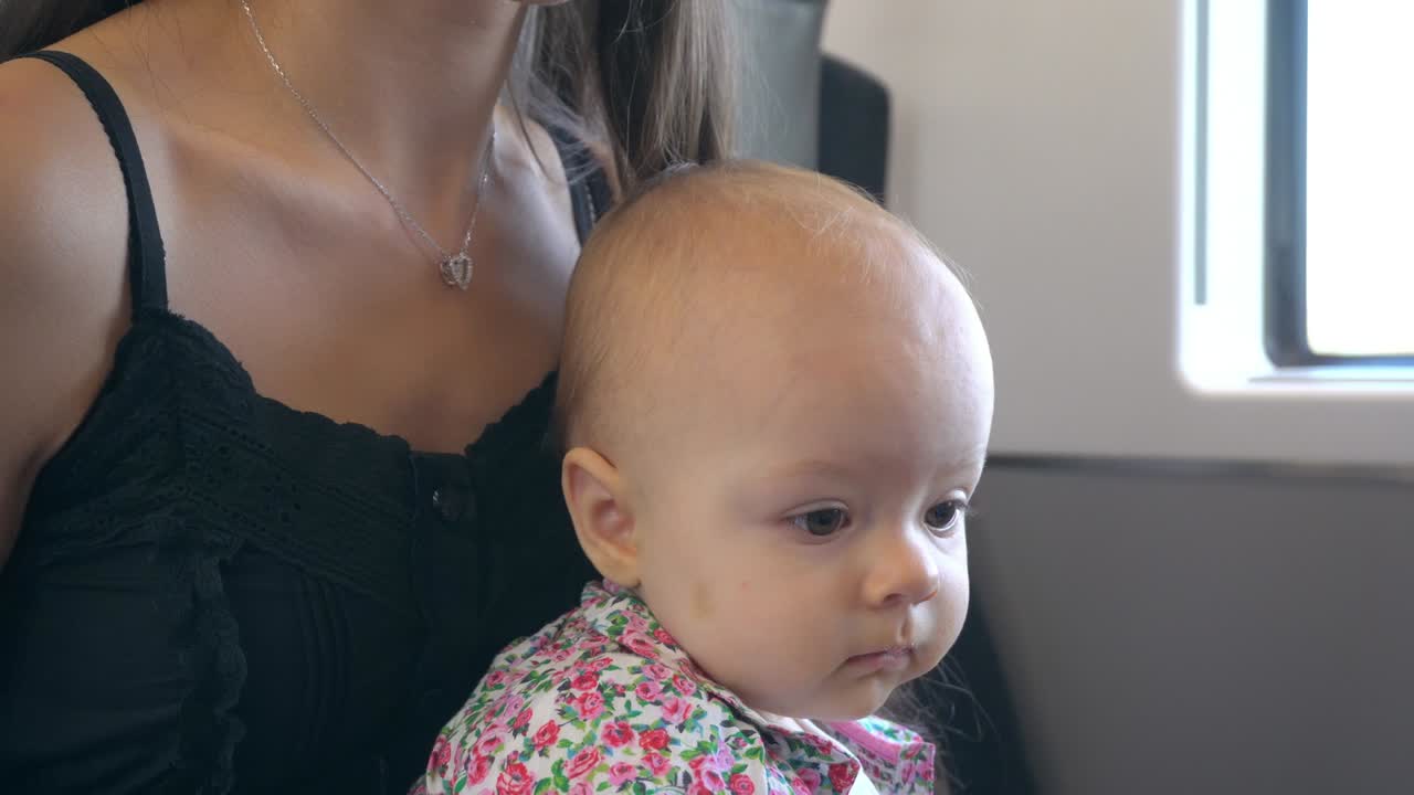 기차에서 비스을 먹는 아기