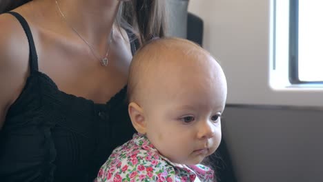 un bebé comiendo una galleta en el tren