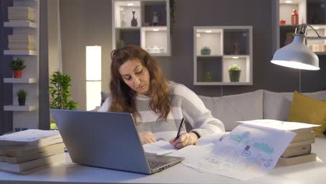 La-Mujer-De-Negocios-Cansada-Y-Trabajadora-Se-Está-Quedando-Dormida.