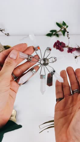 cuadrícula de cristal de cuarzo rosa con piedras preciosas