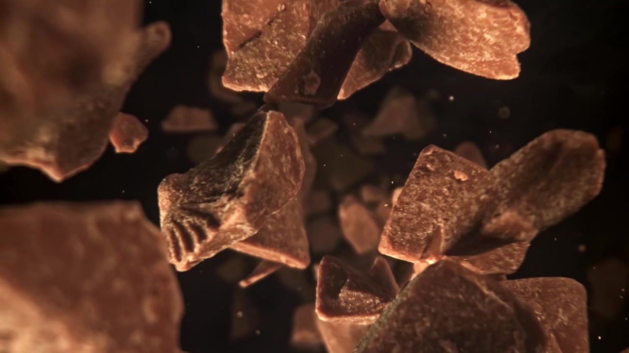 Close-up de Pedaços de Chocolate Caindo sobre Fundo Escuro