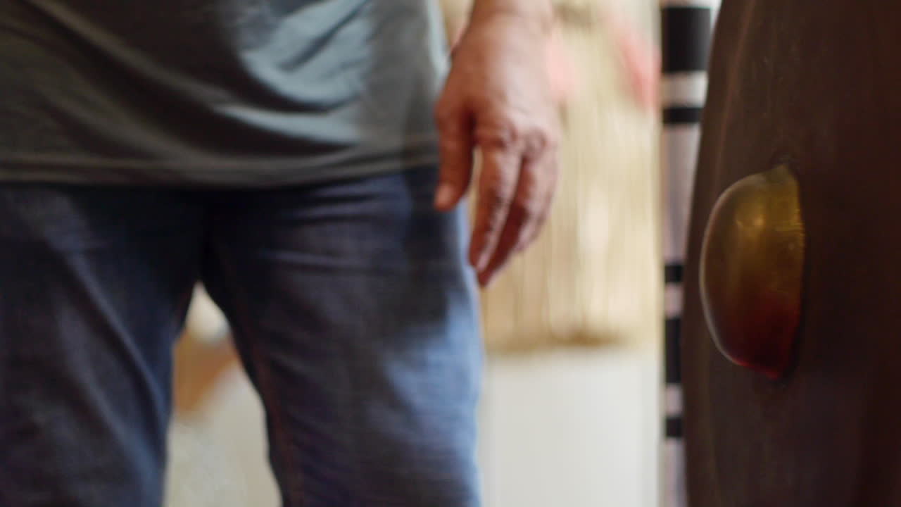 근접 촬영으로 촬영 된 전통적인 거대한 동남아시아 징을 치는 데 사용되는 망치