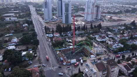 vista aérea panorámica de rascacielos en construcción con vistas a la ciudad de fondo, tel aviv, israel