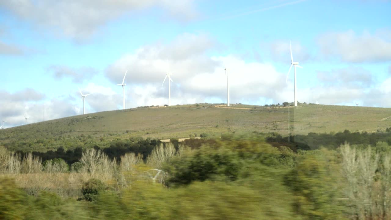 turbina eólica. disparar desde el tren en movimiento. españa.