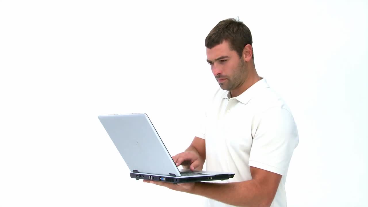 hombre usando una computadora portátil