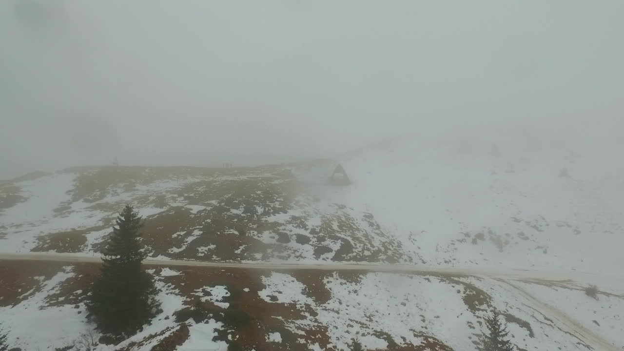 vista aérea del deporte turístico, zona de esquí y complejo recreativo en la montaña jahorina, bosnia y herzegovina