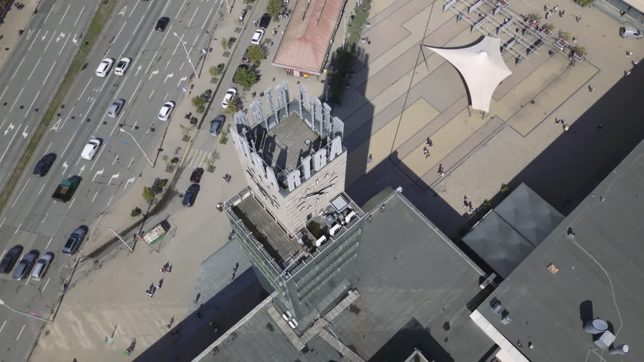 órbita cinematográfica de la torre del reloj de riga mirando hacia abajo en letonia, europa inclinación hacia arriba al final de la toma para revelar el paisaje urbano, dron