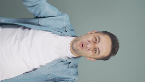 el video vertical del hombre feliz se regocija.