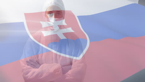 bandera eslovaca ondeando contra una científica que lleva ropa de protección