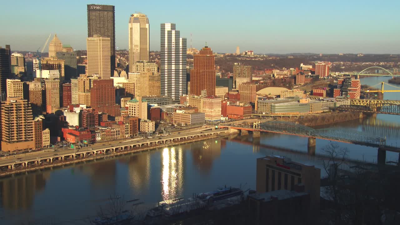 Pittsburgh PA şehir merkezinin geniş açılı çekimi 1