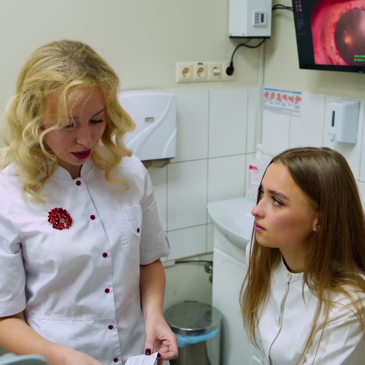 Medico che visita paziente in clinica oculistica