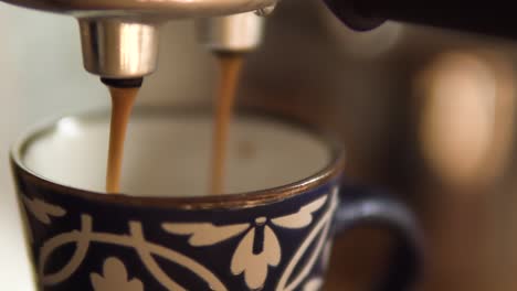 primer plano de hacer café recién hecho en una taza con una máquina de espresso profesional en casa