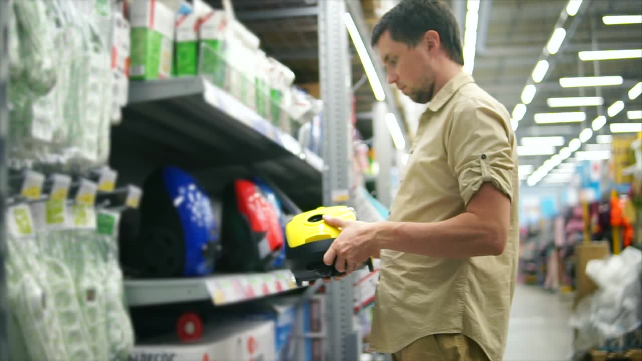hombre comprando electrodomésticos en un supermercado