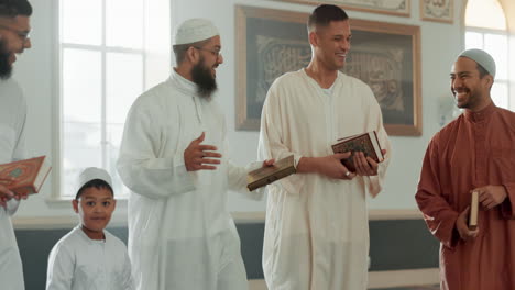 Islam,-Lächeln-Und-Eine-Gruppe-Von-Männern-In-Der-Moschee