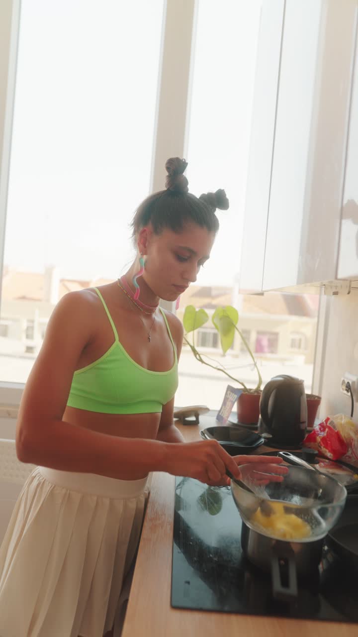 mujer cocinando en la cocina