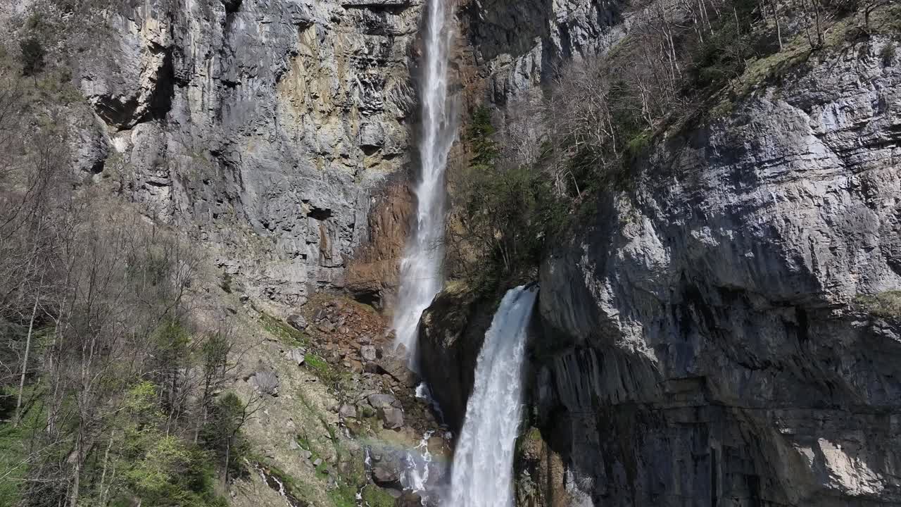 Majestetiske Seerenbachfallene fosser ned en ulendt fjellside til Amden, Walensee, Sveits – fra luften
